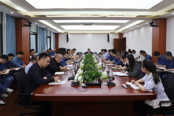 拼经济·搞建设 ▏集团召开“双过半”经济运行专题会